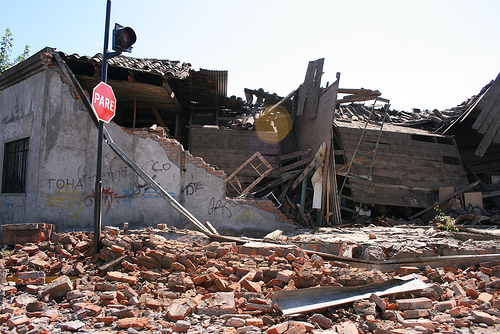 La destrucción tras el terremoto en Chillán, Chile - Febrero 27. Fotografía de Felipe Ovalle en Flickr (cc)