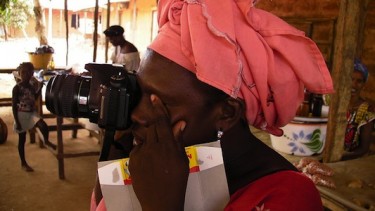 الصحافة الشعبية في غينيا بيساو - تصوير رايزنج فويسز على فليكر تحت رخصة المشاع الابداعي