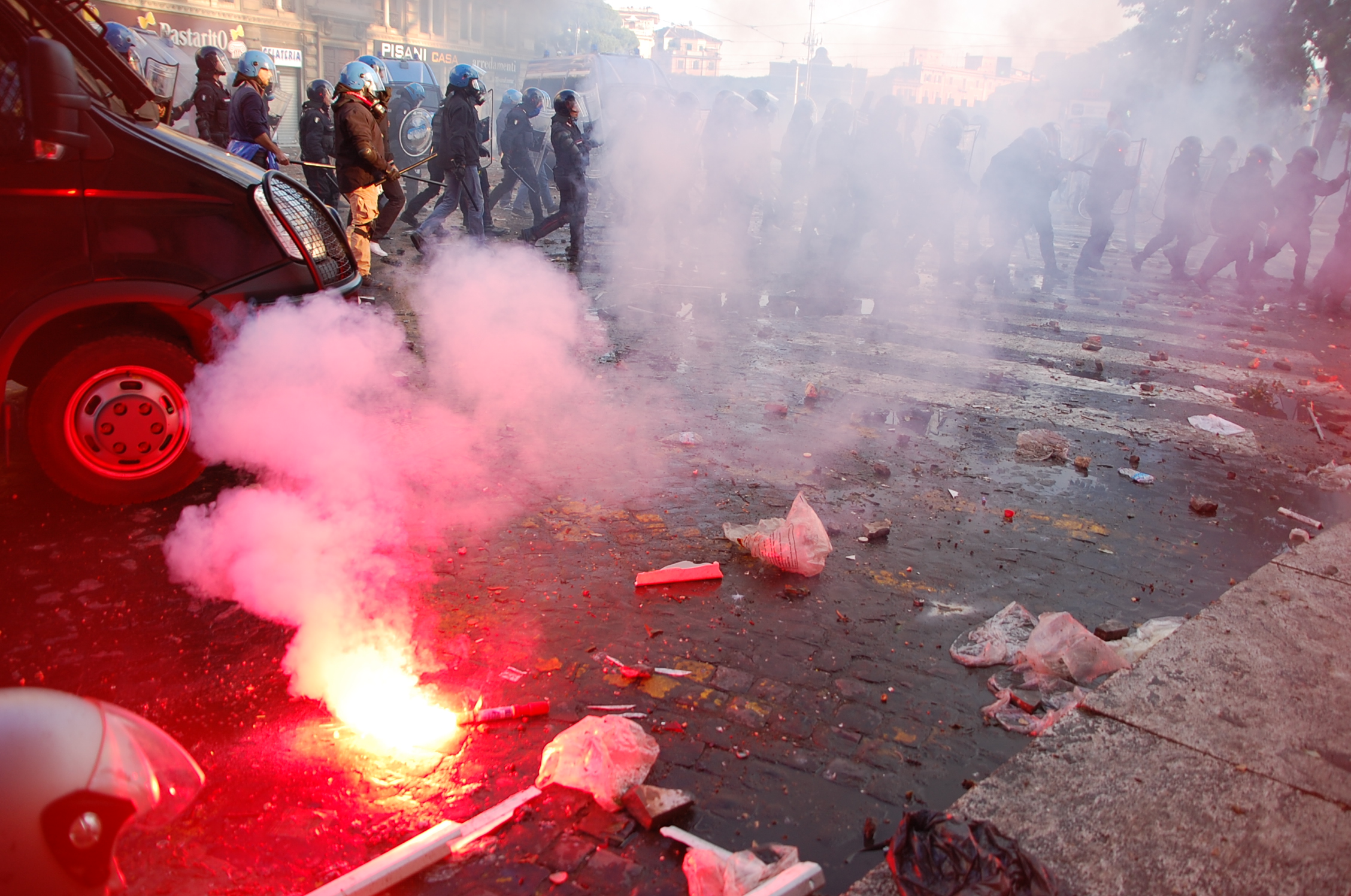 Clashes with riot police in Rome · Global Voices