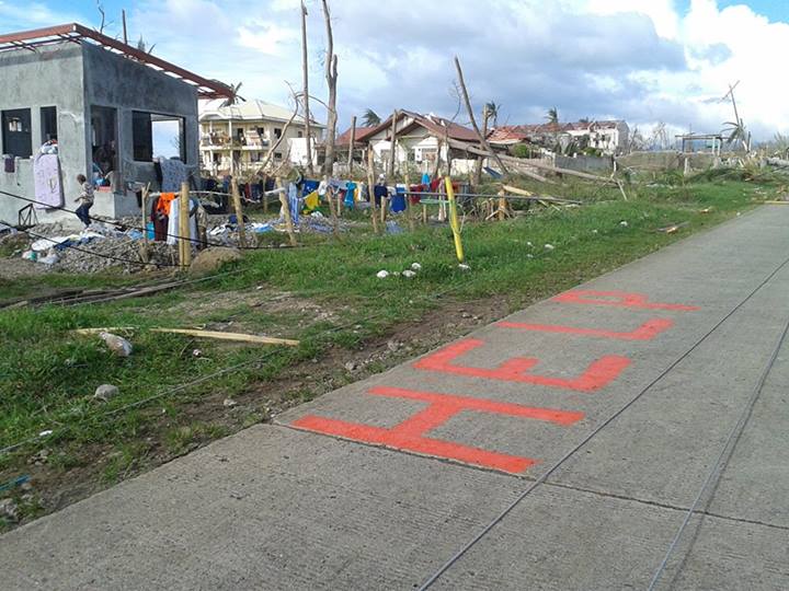 Supervivents del tifó a Ormoc (Leyte) van pintar al terra un senyal per demanar ajuda. Foto: Katreena Bisnar a Facebook