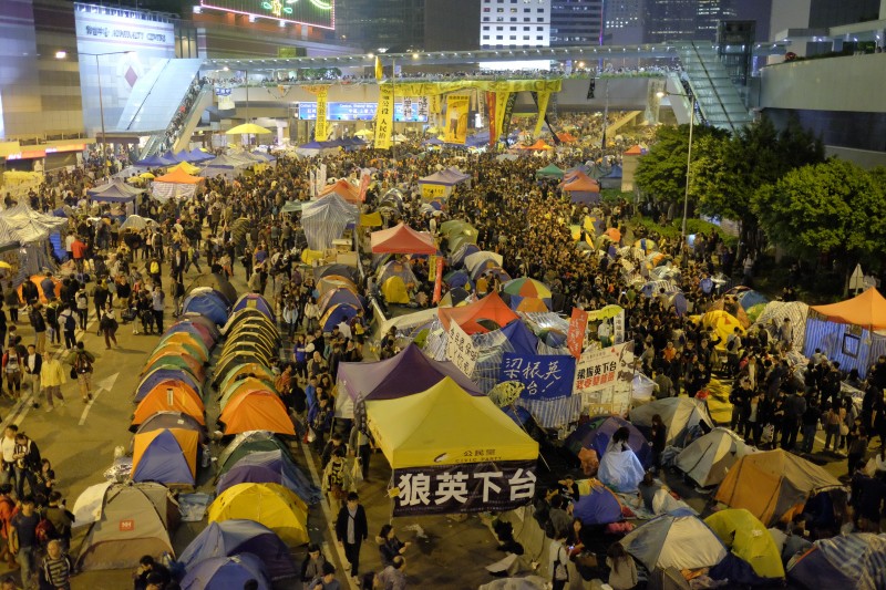 تحضيرات حركة احتلّوا لإعتصام أخير في منطقة التّظاهر في أدميرالتي، هونغ كونغ في الـ11 من ديسمبر/كانون الأوّل 2014 بعدما أصدر القاضي أمرًا قضائيًّا يسمح للشّرطة بإخلاء الخيم المتبقّية. صورة: جيسون لانغلي. حقوق النّشر: Demotix