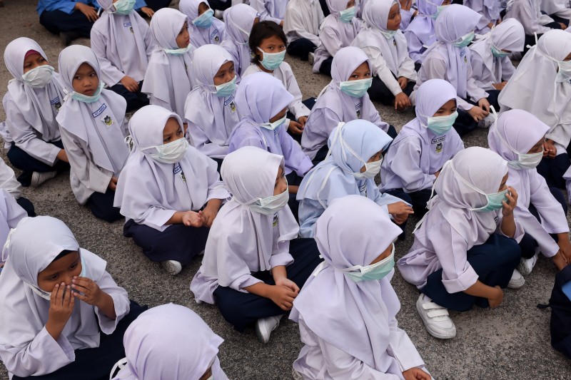 The air pollution index soared to an unhealthy level in Malaysia forcing students to wear face masks in school. Photo by Fadzil Daud, Copyright @Demotix (9/13/2015)