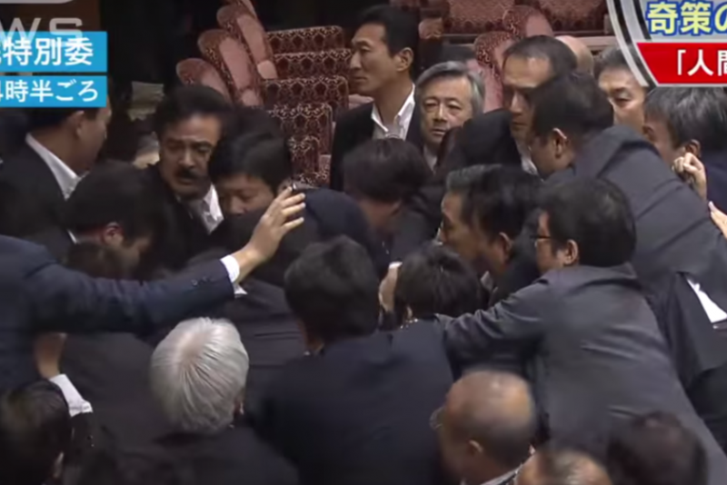 Interbatiĝo ekestis en la komitatkunsido de la japana parlamentejo