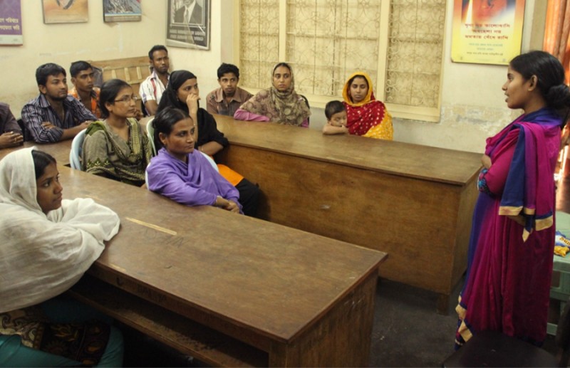 Шамима Актер (Shamima Akter), сотрудник Федерации работников текстильной промышленности Бангладеш, говорит с текстильщицами о проблемах, которые им придется преодолеть, организовывая профсоюз. Фотография: Брюс Уоллес. Публикуется с разрешения PRI