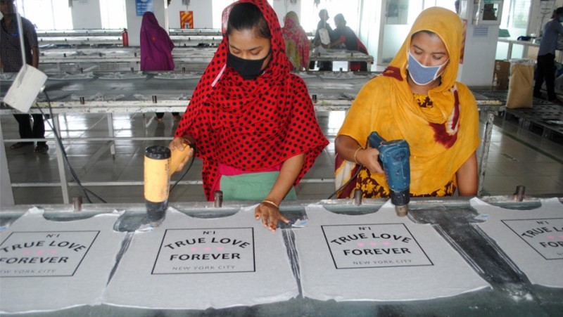 Работницы Alif Embroidery Village, текстильной фабрики в Дакке, Бангладеш. Фото: Эми Йи. Используется с разрешения PRI