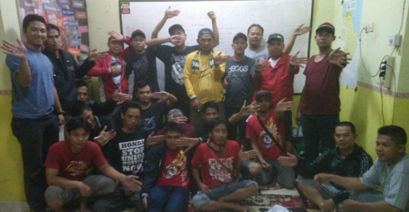 Члены профсоюза Serbuk Honda (Индонезия) призывают освободить Опаса. Фото со страницы Иохана Сударсоно [Yohana Sudarsono] в Facebook.