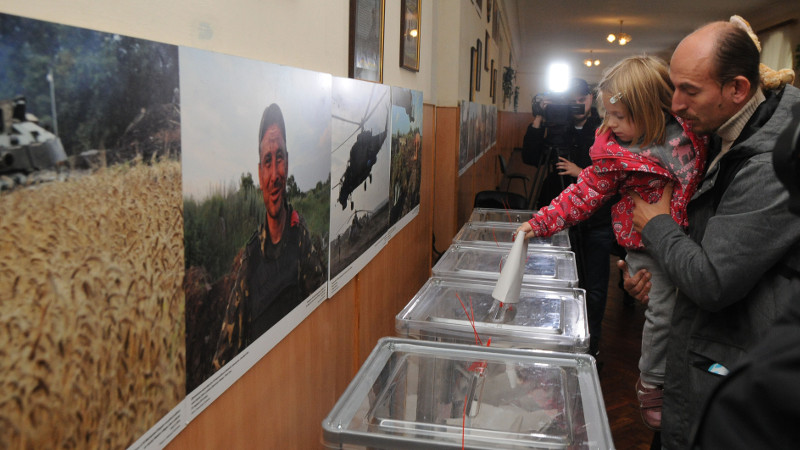 Voting in local elections at a polling station in Kiev, on October 25, 2015. Image by Alexey_Ivanov from Demotix.