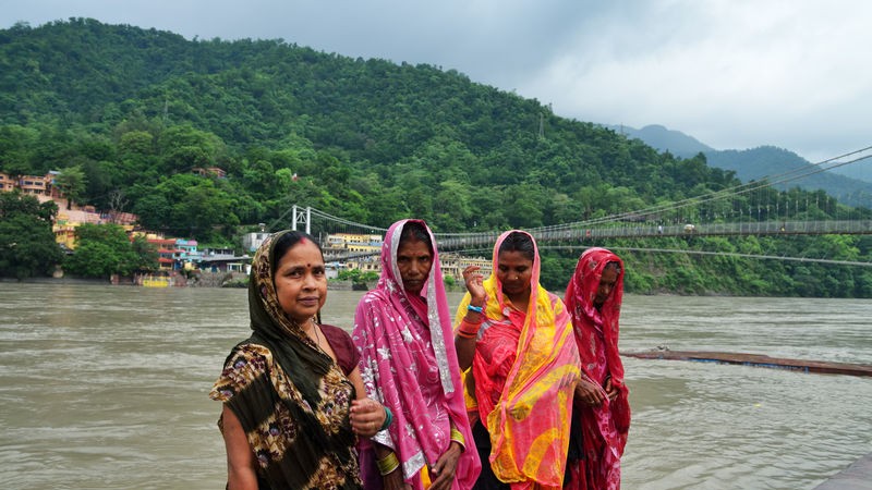 Индийские женщины облачённые в сари на берегу реки Ганг. Фотография: Oleksandr Rupeta. Авторские права принадлежат Demotix (8/8/2012)