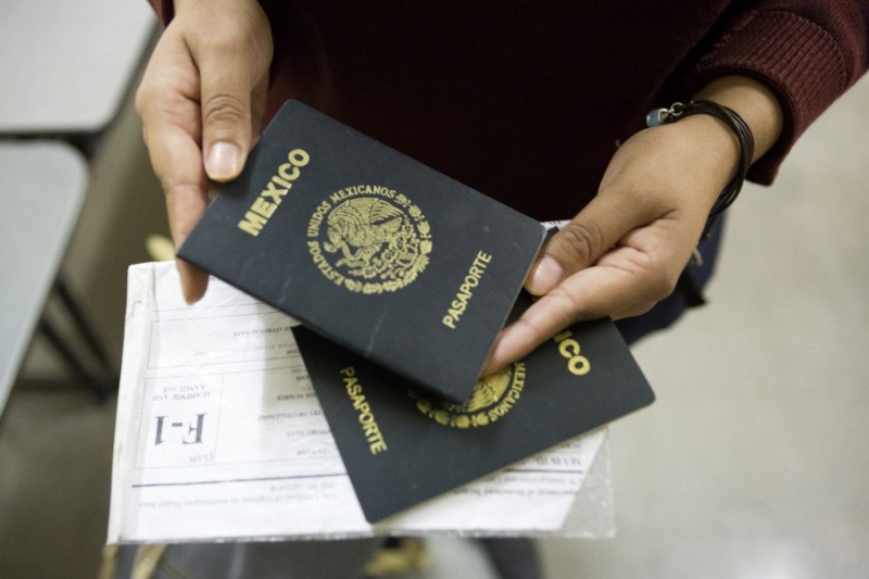 パスポートとビザを持つアルレット。この書類を持っていないと彼女はアメリカに入国してエルパソで就学することは出来ない。 撮影：ミゲール・グティエレス・ジュニア KUT ニュースより 転載許可取得済