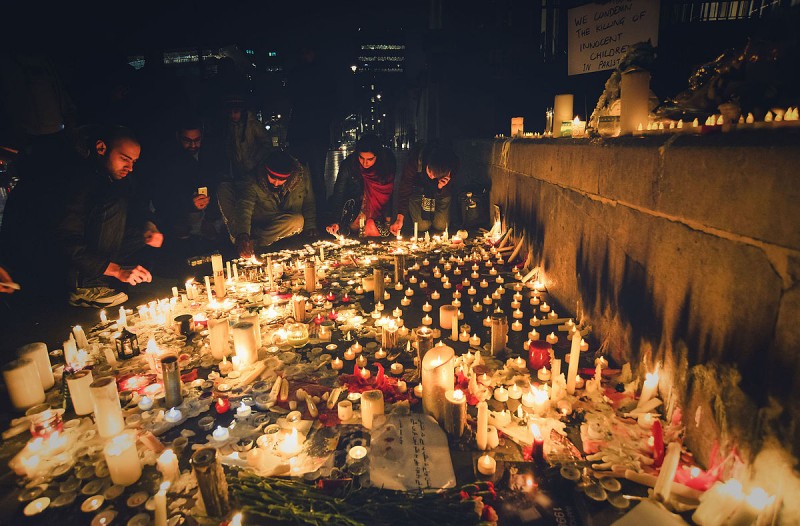 В Лондоне горят свечи в честь жертв осады школы в Пешаваре. Фото: Kashif Haque (CC BY-SA 4.0) 