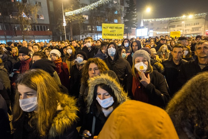 Protestas masivas contra la contaminación del aire frente a la sede del gobierno macedonio en Skopie (28-12-2015). Foto de Vanco Dzambaski (CC-BY-NC-SA).