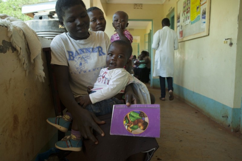 Mütter stehen im staatlichen Othoro-Krankenhaus in Homa Bay für Nachsorgeuntersuchungen Schlange. Bildrechte: Anne Bailey. Mit Erlaubnis verwendet width=