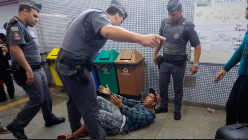 A few parents and police invaded the school Maria José in São Paulo in an attempt to break the occupation.