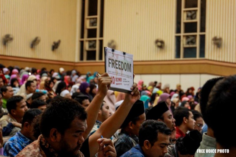 Участник поднимает плакат на форуме во время празднования дня прав человека в Паттани. Фото со страницы Free Voice в Facebook