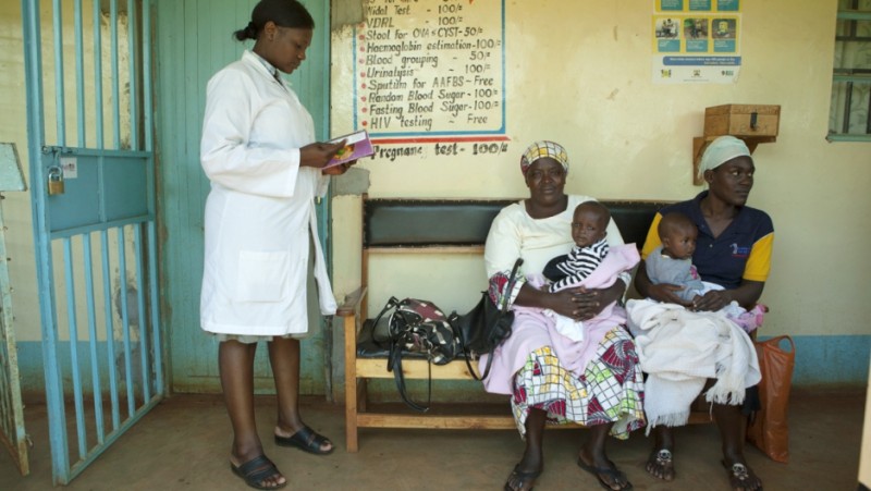 Junge Mütter mit ihren kleinen Kindern in einem Wartezimmer des staatlichen Othoro-Krankenhauses in Homa Bay, westliches Kenia. Bildrechte: Anne Bailey, mit Erlaubnis verwendet