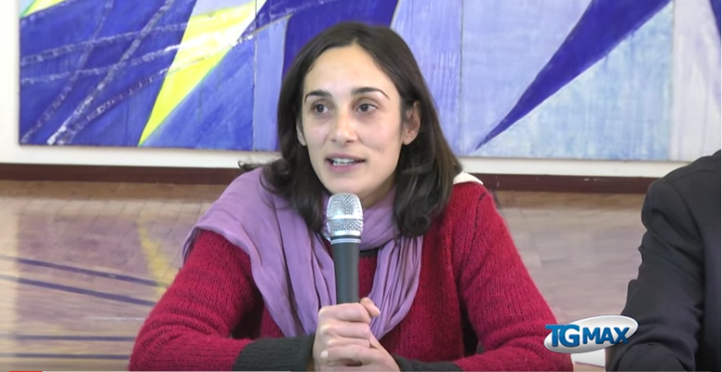 Activist Silvia Ferrante at a press conference regarding the Terna lawsuit. Screenshot from a video by Telemax.