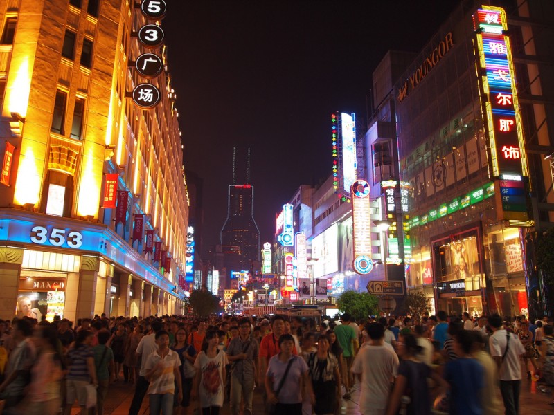 East Nanjing Road, Shanghai. The bustling pedestrian street is full of tourists, scam artists, families, prostitutes, salesmen, foreigners, beggars, thieves, and photographers. Photo by William via Flickr (CC BY-ND 2.0)