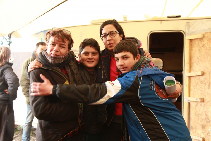 Liz Clegg (primera a la izquierda) administra de forma independiente el Centro para Mujeres y Niños del mayor campo no oficial de refugiados de Europa, y cuida de los menores no acompañados. Foto: Brindusa Nastasa, utilizada con su autorización.