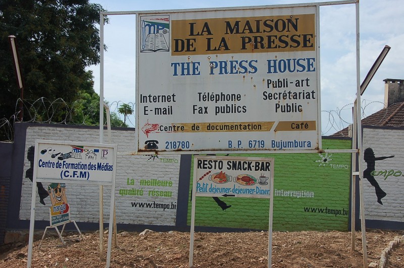 Panneaux indiquant l'accès à la maison de la presse de Bujumbura ainsi qu'au centre de formation des médias.