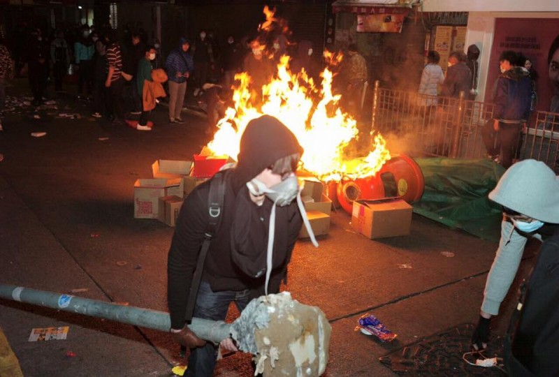 After clashing with the police, protesters turned violent and fought back. Image from inmediahk.net's facebook page. 