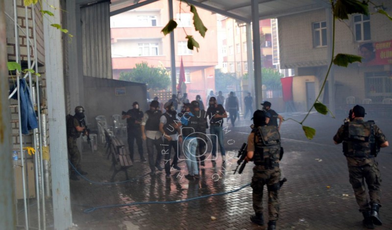 26 июля 2015 года турецкий спецназ, примив слезоточивый газ и оружие, штурмовал Гази Семеви (Gazi Cemevi), место отправления религиозного культа алавитов в районе Гази (Стамбул). Цель операции — забрать тело Гюная Озаслана (Günay Özarslan), убитого во время полицейского рейда двумя днями раньше. Публичные похороны — одна из форм протеста меньшинств в Турции. Фотография Hayri Tunç.