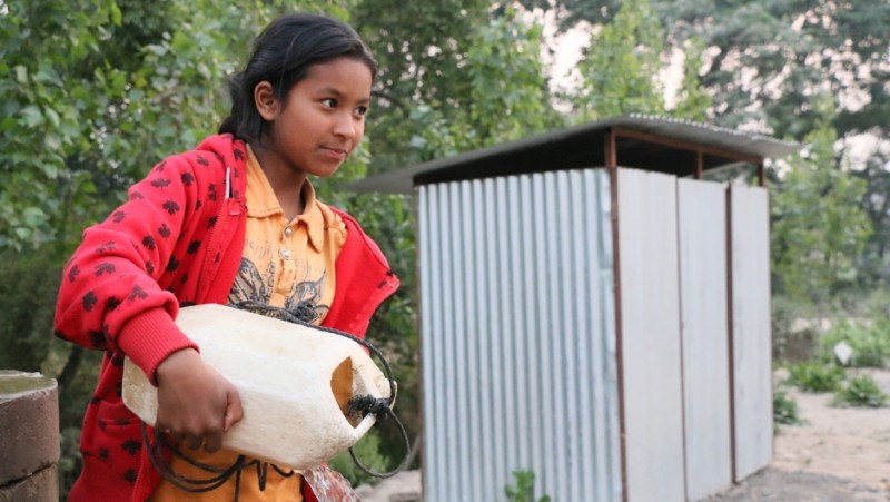 雑用をするシュリーシャ・デゥワル。2015年ネパール大地震で自宅が全壊したため、彼女は家族とともにバクタプルの仮設キャンプに身を寄せている。　撮影：ソニア・ナラン