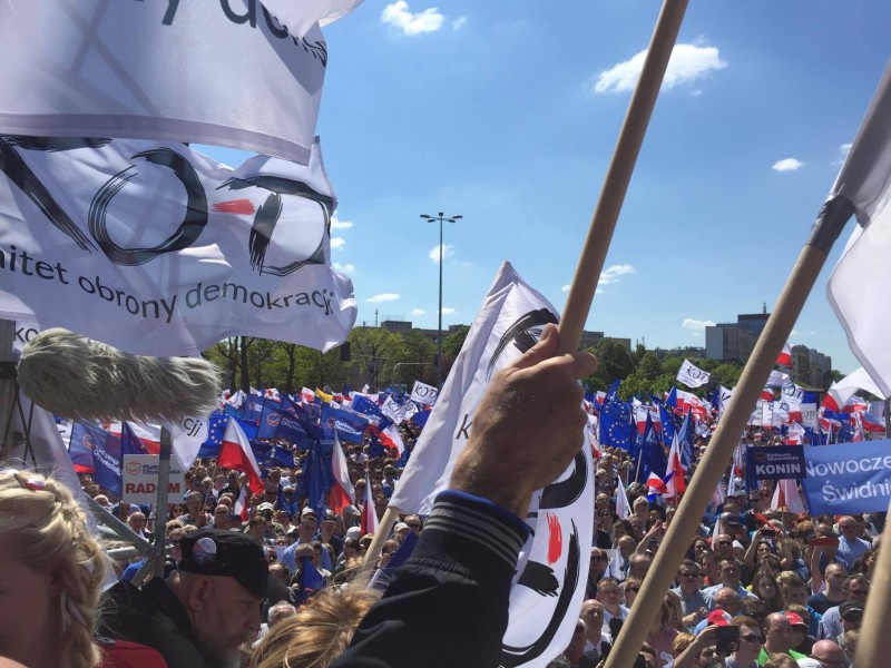 Una de las mayores manifestaciones de KOD contra el gobierno tuvo lugar el 7 de mayo de 2016 en Varsovia. Foto utilizada con autorización.