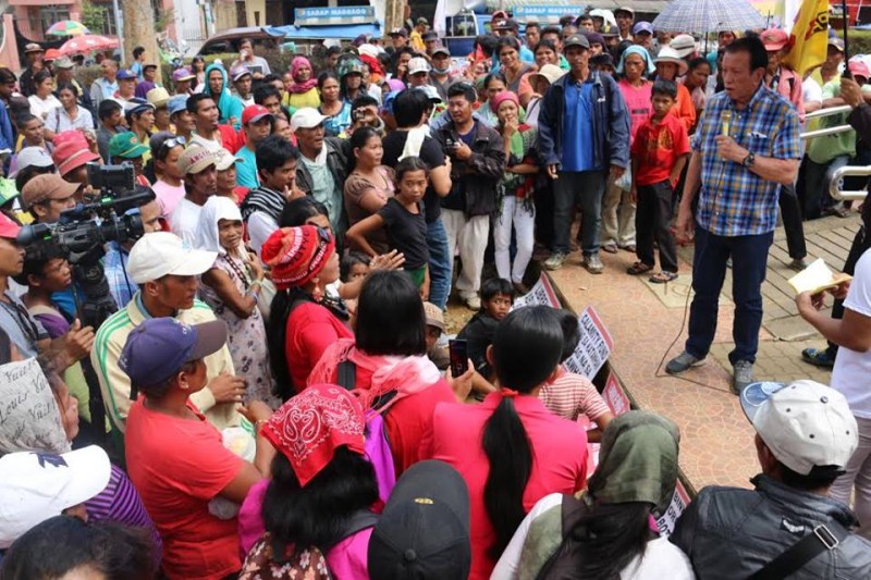 Der Gouverneur der Provinz spricht zu einer Gruppe protestierender Bauern. Foto: Facebookseite RMP-NMR