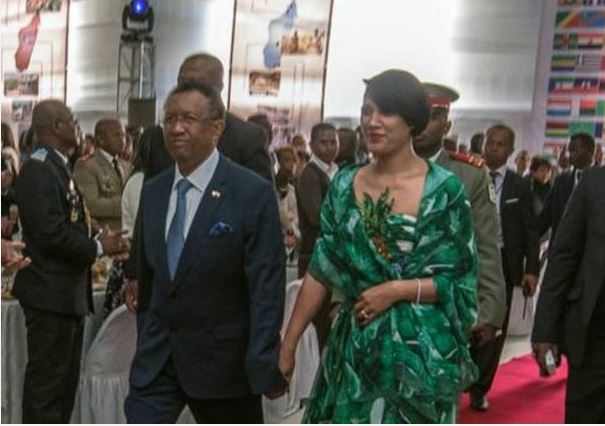 La madagaskara prezidanto kaj la prezidantedzino en ceremonio por la tago de sendependiĝo. Publikigita de TANANEWS.