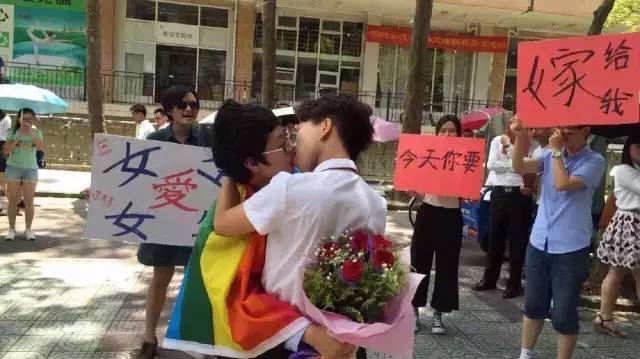 The lesbian couple's public proposal in the Guangdong Foreign Studies University on June 21. Photo from Gender in China's blog.
