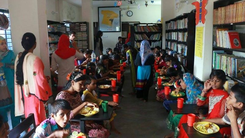 Ученики из организации "Bidyanondo" за едой, стоимостью в одну бангладешскую таку. Фото размещено с разрешения проекта 1-Taka Meal (