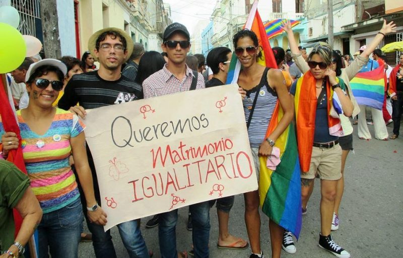 Defensor direitu LGBT iha marcha orgulhu gay iha Sagua la Grande. Maykel Gonzalez ma'ak iga segundu husi karuk. Foto: Maykel Gonzalez/Nyctalope.
