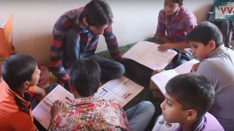 カシミールの若者たちは無料の臨時学校で子どもたちに勉強を教え始めた。YouTubeの動画よりスクリーンショット