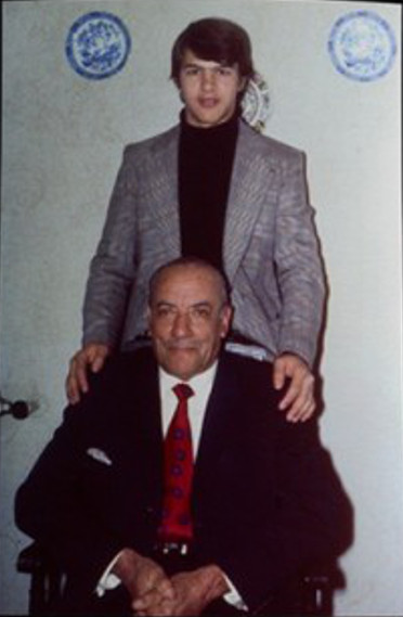 Luis Alberto Quijano y su hijo en foto de archivo