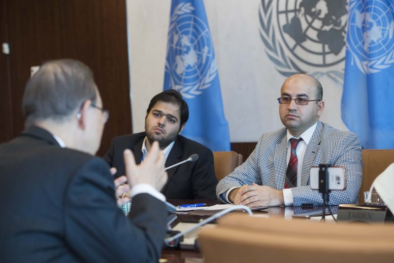  M. Ban Ki-moon, Secrétaire général de l'ONU, répond aux questions lors de l'interview d'Abdulfattoh Shafiev de Global Voices. Photo de l'ONU. Réutilisée avec permission: Défendre la dignité des réfugiés et des migrants: Non à la xénophobie, Non à la discrimination!