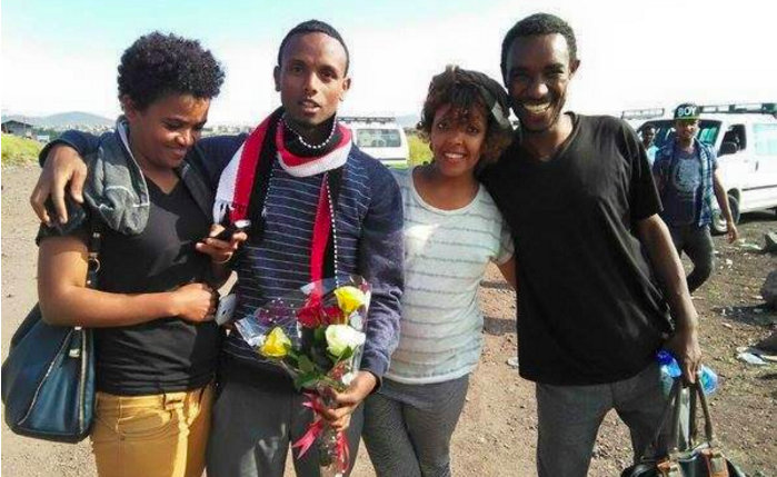 Miembros de Zone9 celebran la liberación de Befeqadu Hailu (segundo por la izquierda, con bufanda) en octubre de 2015. Foto publicada en Twitter por Zelalem Kibret