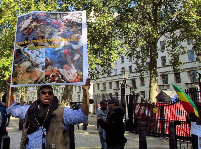 Une manifestation en octobre 2016 à Londres par les originaires de la région d'Oromo contre des meurtres et des violations des droits de l'homme de la part du gouvernement éthiopien. Photo de David Holt, l'utilisateur de Flickr. CC BY 2.0