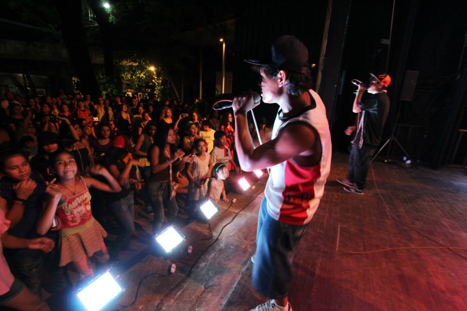 <span style="font-weight: 400;">Concert du groupe de rap Brô MCs à Assunção, Paraguai. Photo </span>: page officielle de Brô MCs sur <a href="https://www.facebook.com/215295601893140/photos/a.249610958461604.56052.215295601893140/622280504527979/?type=1&amp;theater" target="_blank" rel="noopener">Facebook</a>, <span style="font-weight: 400;">reproduite avec permission.</span>