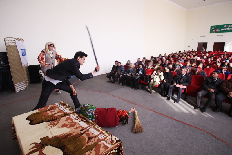 Representação teatral voltada ao ativismo contra a violência de gêneros no Tajiquistão. Foto de OSCE/Nozim Kalandarov (CC BY-ND 4.0)