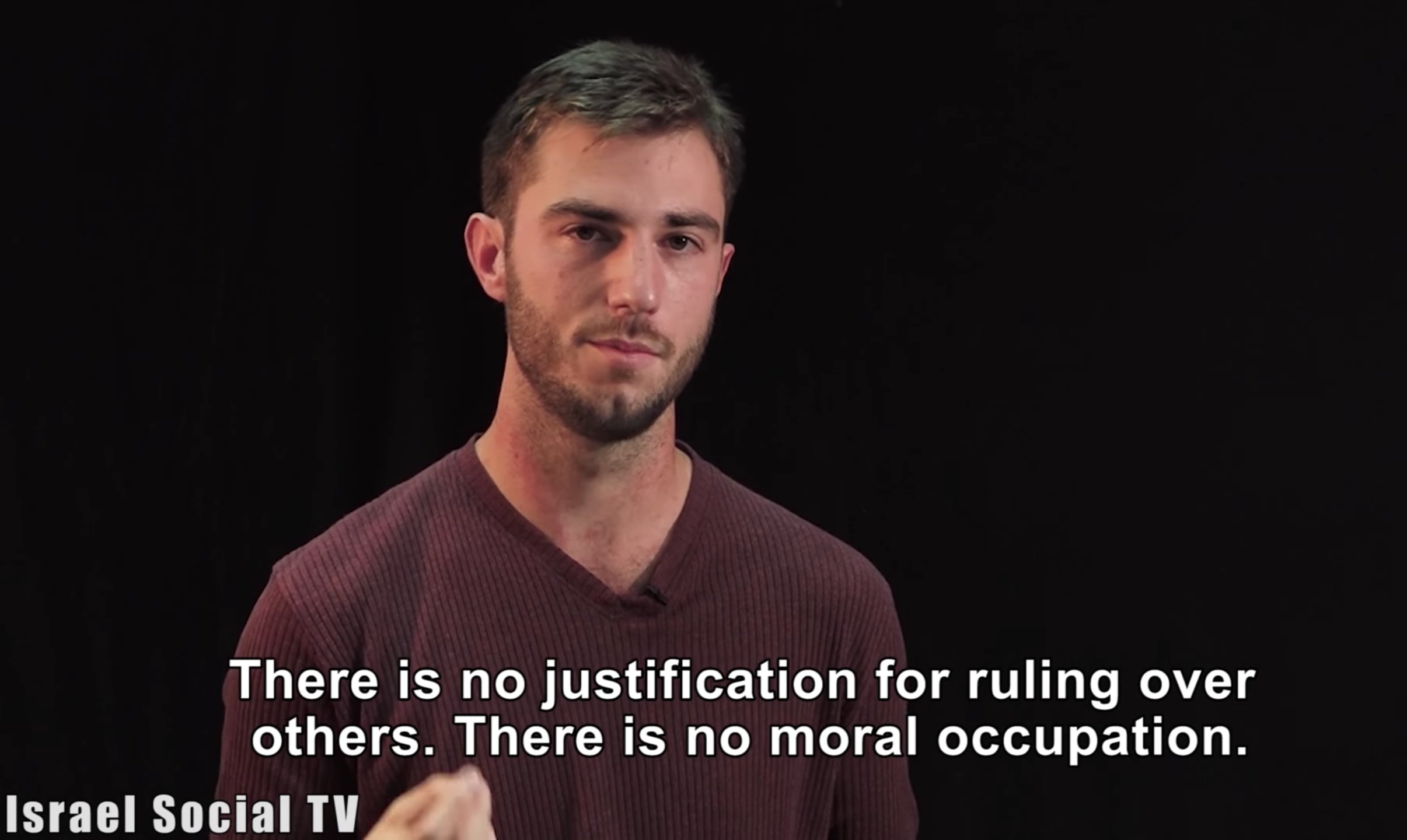 "Non c'è giustificazione per governare sugli altri. Non c'è occupazione morale. "Mattan Helman in uno screenshot di" Morality and Conscience Face Every Law "pubblicato su YouTube da SocialTV.