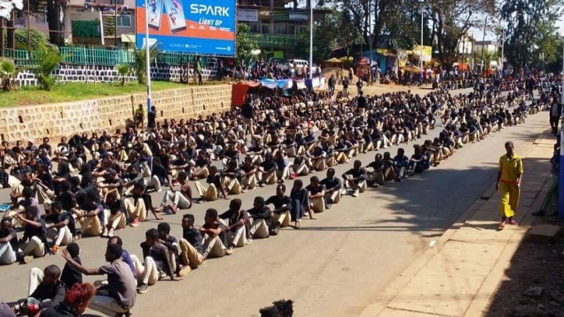  Des étudiants à Nekemte, une ville de l'ouest de l'Ethiopie, en deuil pour les personnes tuées à Chelenko, photo utilisée avec permission