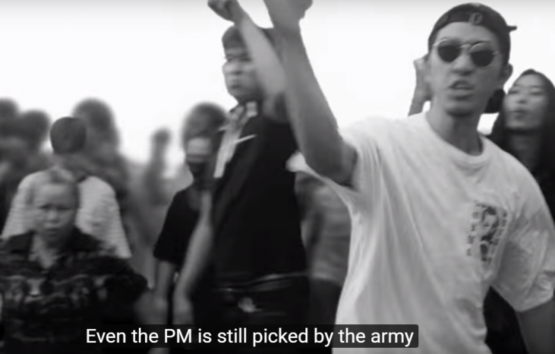 O primeiro ministro Prayuth era o chefe do exército que liderou o golpe militar de 2014. Captura de tela do vídeo no YouTube