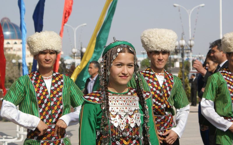 Turkmeni in abiti tradizionali.