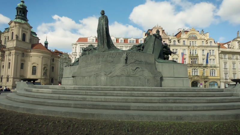 Statue de Jan Hus sur la place de la Vieille Ville à Prague