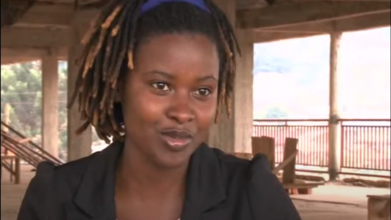La journaliste ougandaise Gertrude Uwitware Tumusiime, arborant un timide sourire.