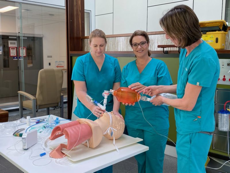 Des infirmières d'une unité de soins intensifs en Australie testent un ventilateur