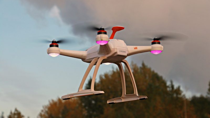 Un drone en vol équipé de caméras.