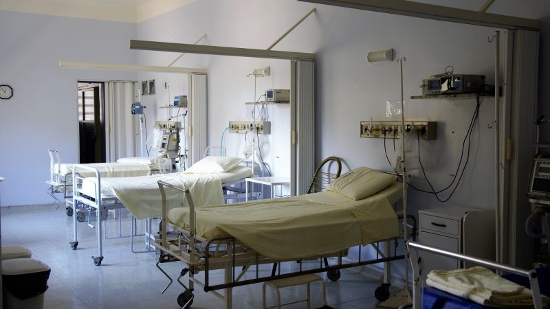 Dans une chambre d'hôpital, trois lits sont connectés à des respirateurs.