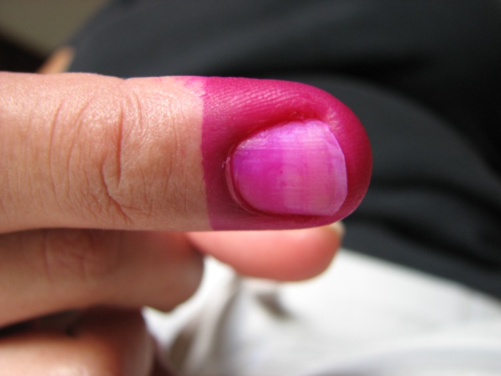Un électeur montre son index plongé dans de l'encre, qui indique qu'il a voté.