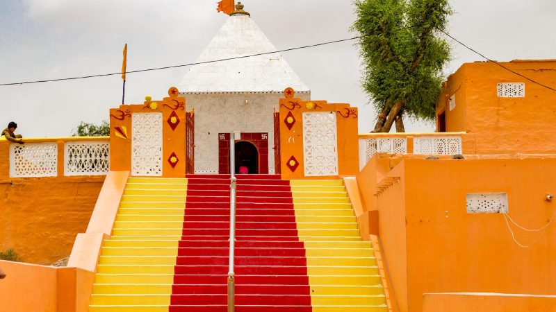 Le temple est peint dans des tons chatoyants, orange, jaune et rouge.